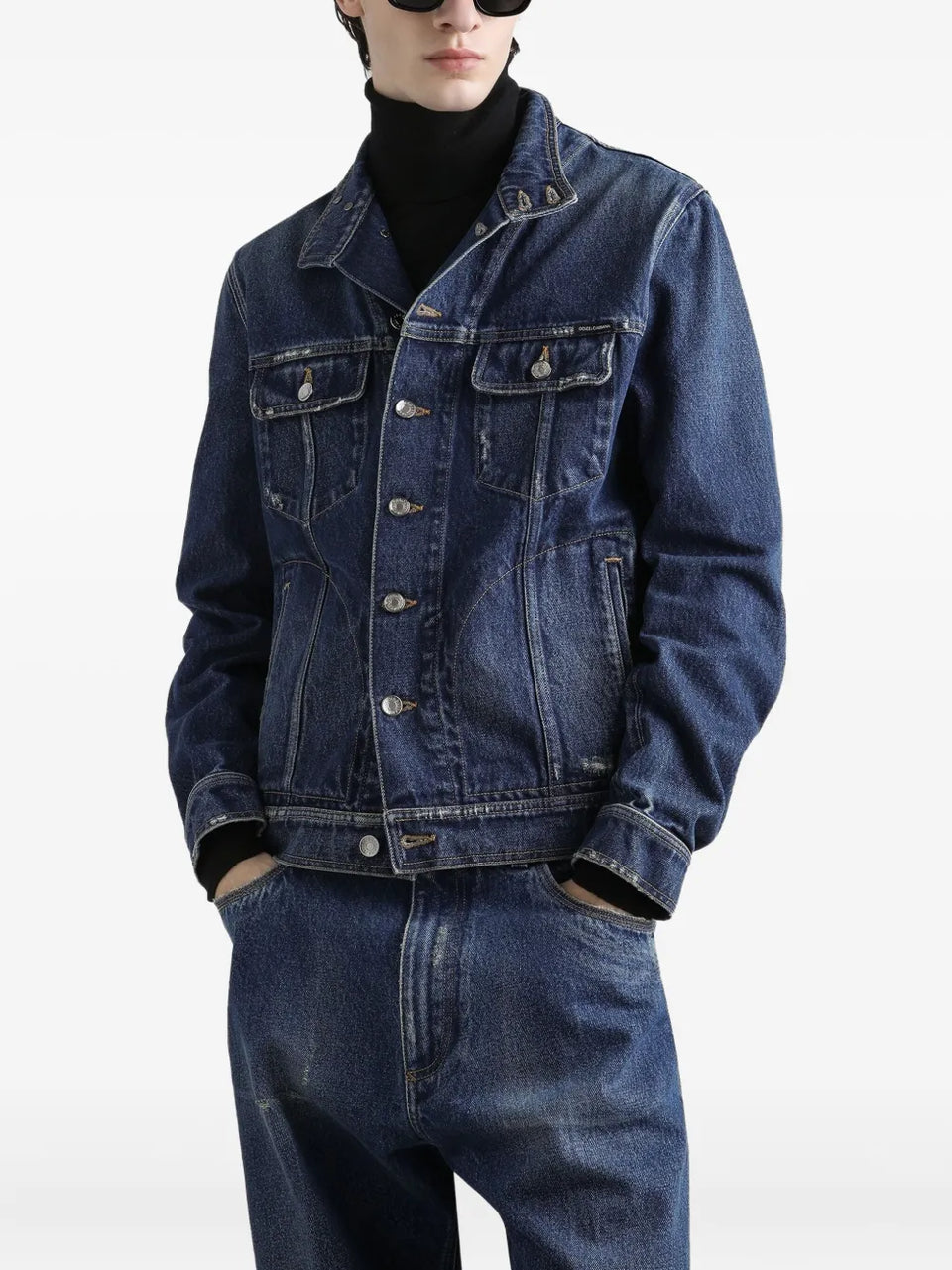 button-fastening denim jacket