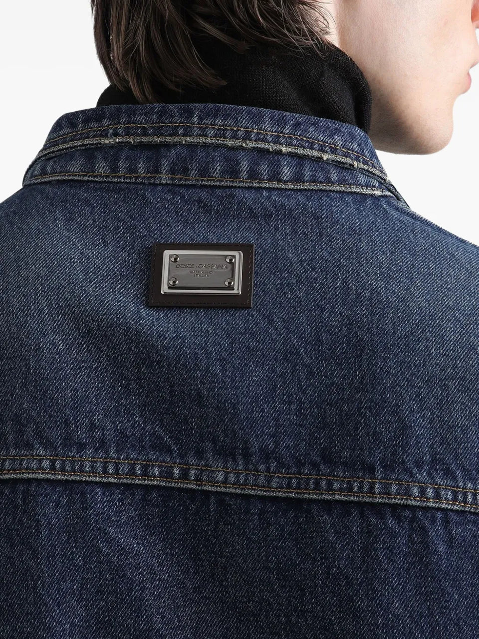 button-fastening denim jacket