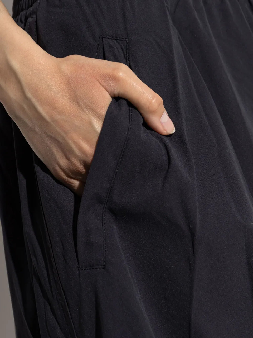 elasticated-waist pocket skirt
