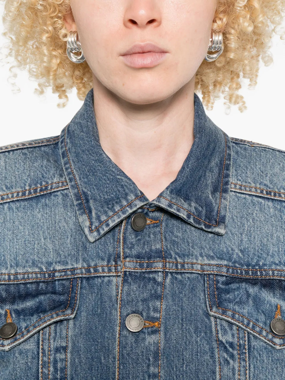 button-fastening denim jacket