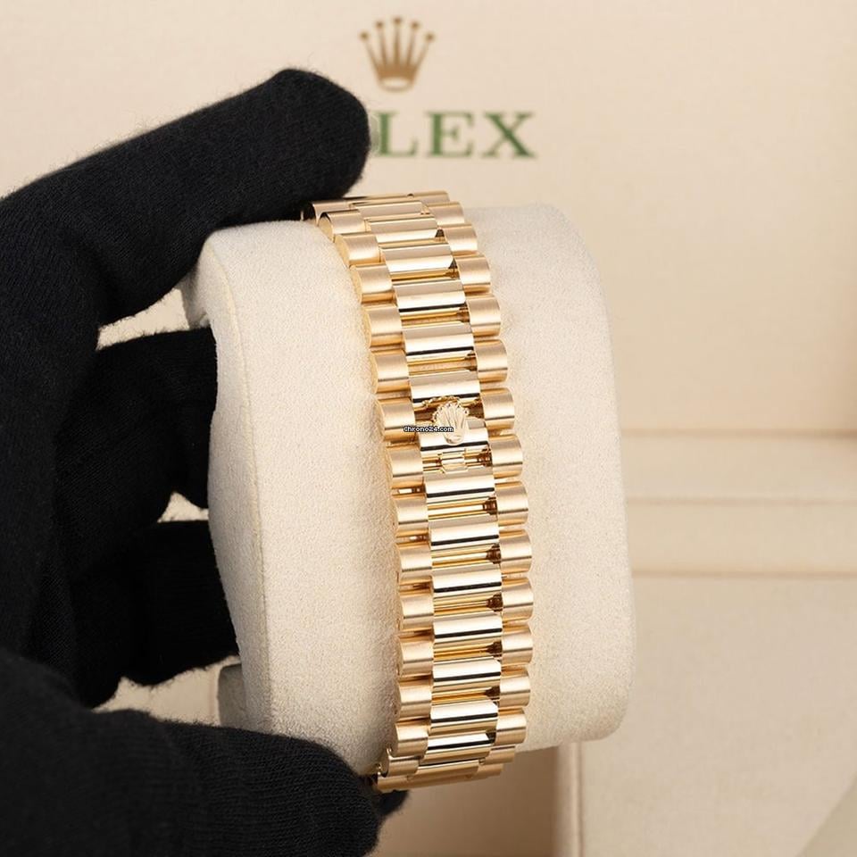 Rolex | Day-Date | 228348RBR | Yellow gold | 40 mm | Yellow gold | Green | Automatic