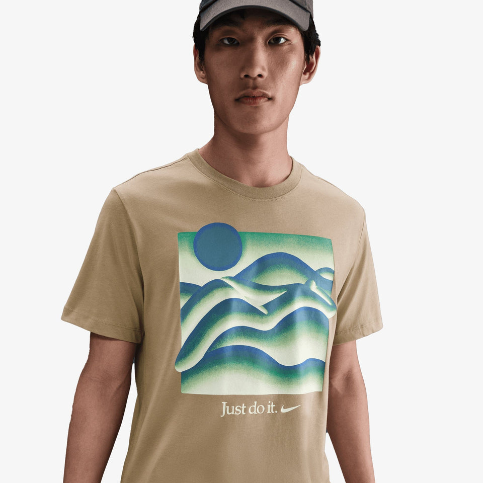 NIKE SPORTSWEAR T-SHIRT { PARACHUTE BEIGE