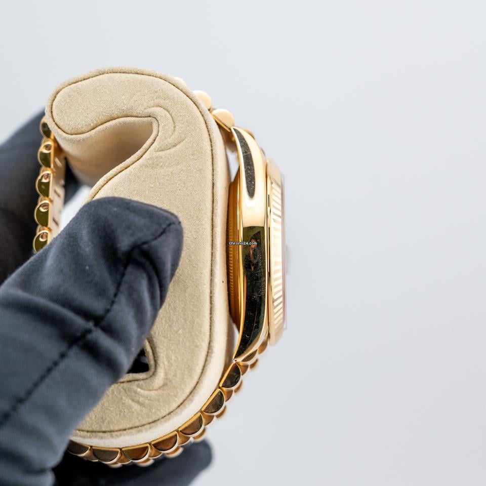 Rolex | Day-Date | 228238 | Yellow gold | 40 mm | Yellow gold | Green | Automatic