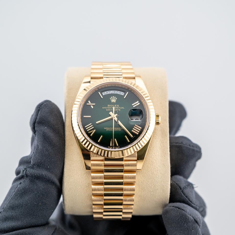 Rolex | Day-Date | 228238 | Yellow gold | 40 mm | Yellow gold | Green | Automatic