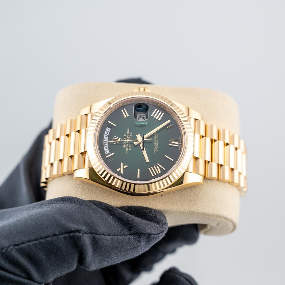 Rolex | Day-Date | 228238 | Yellow gold | 40 mm | Yellow gold | Green | Automatic