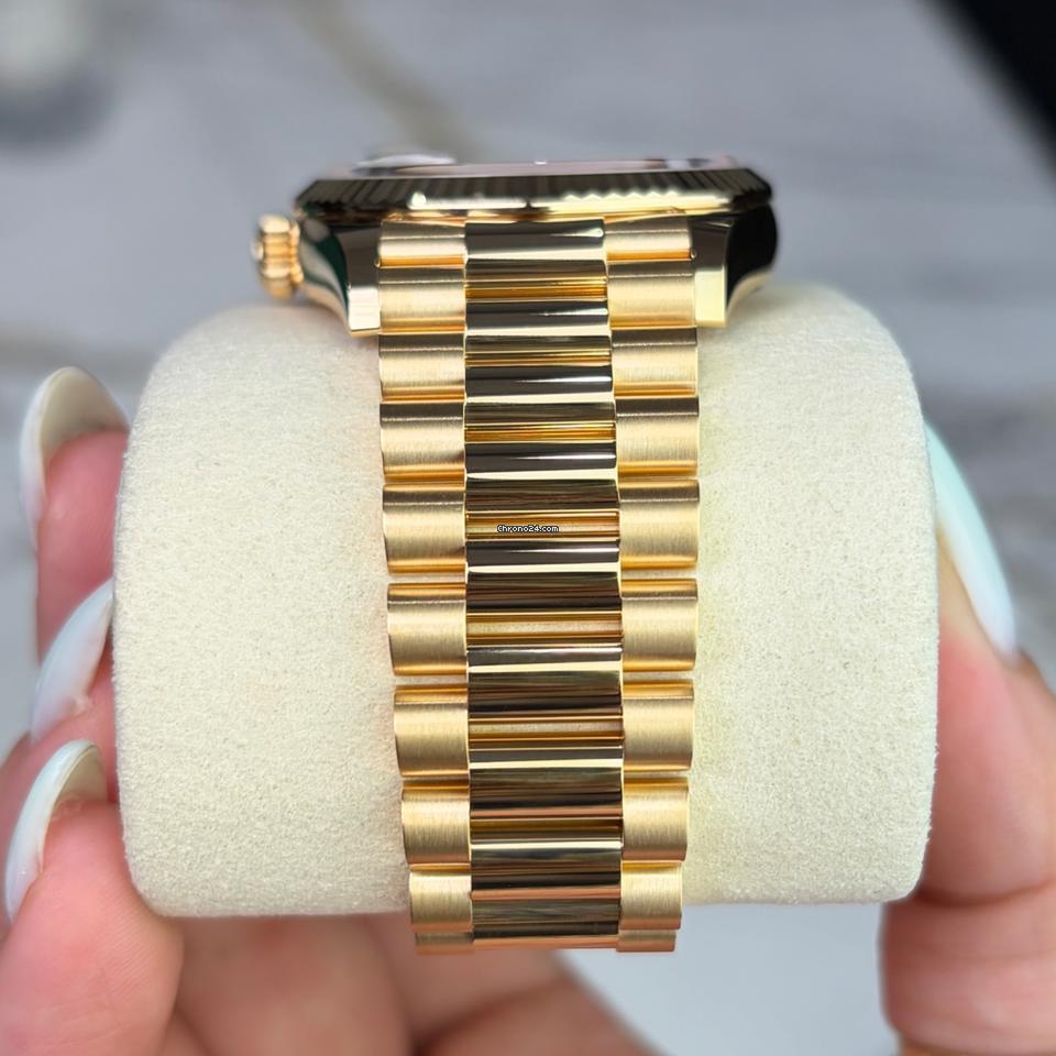 Rolex | Day-Date | 128238 | Yellow gold | 36 x 43 mm | Yellow gold | Green | Automatic