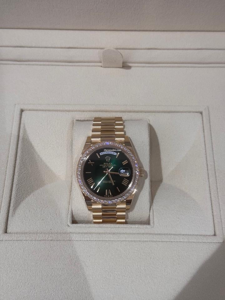 Rolex | Day-Date | 228348RBR | Yellow gold | 40 x 48 mm | Yellow gold | Green | Automatic