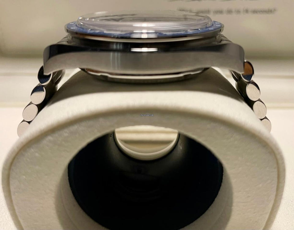 Omega Speedmaster Professional Moonwatch'Silver Snoopy Award' NEW Complete Set +Bracelet & Stickers | 50th Anniversary Ed